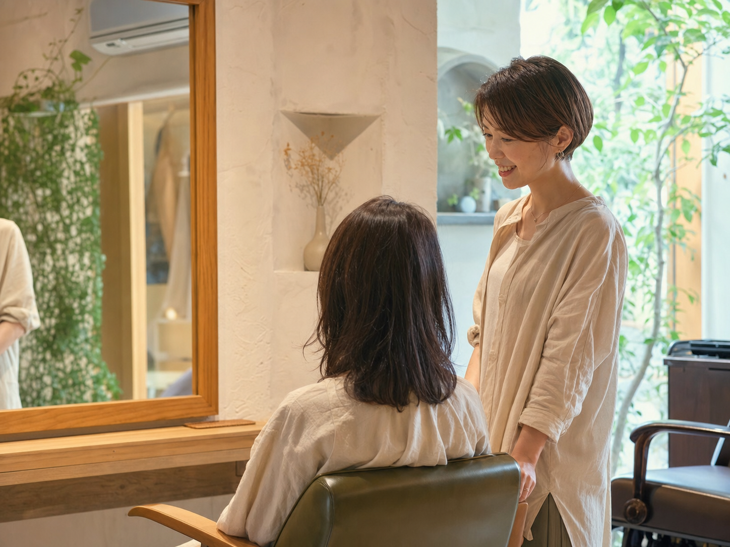 お客様と向き合って相談する美容師のイメージ